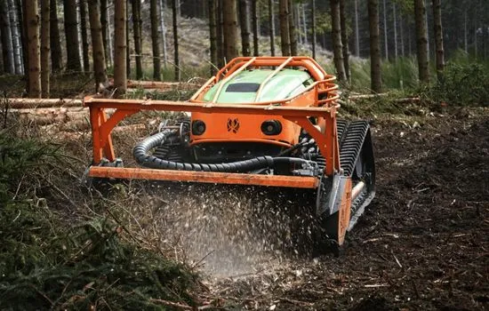 Funkraupe mit Forstmulcher an einer steilen Böschung im Nadelwald