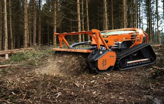 Funkraupe mit Mulchkopf auf einer Rückegasse im Fichtenbestand