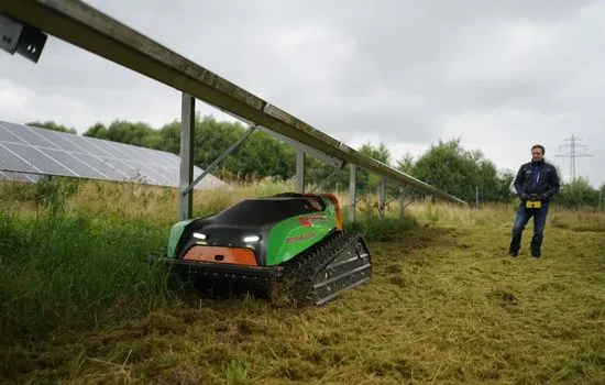 Funkraupe beim Freischneiden zwischen den Modulreihen einer Solaranlage