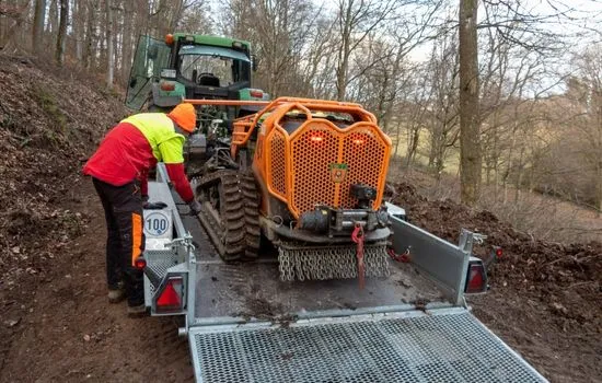 Verladen einer Funkraupe über Auffahrrampen auf einen Anhänger